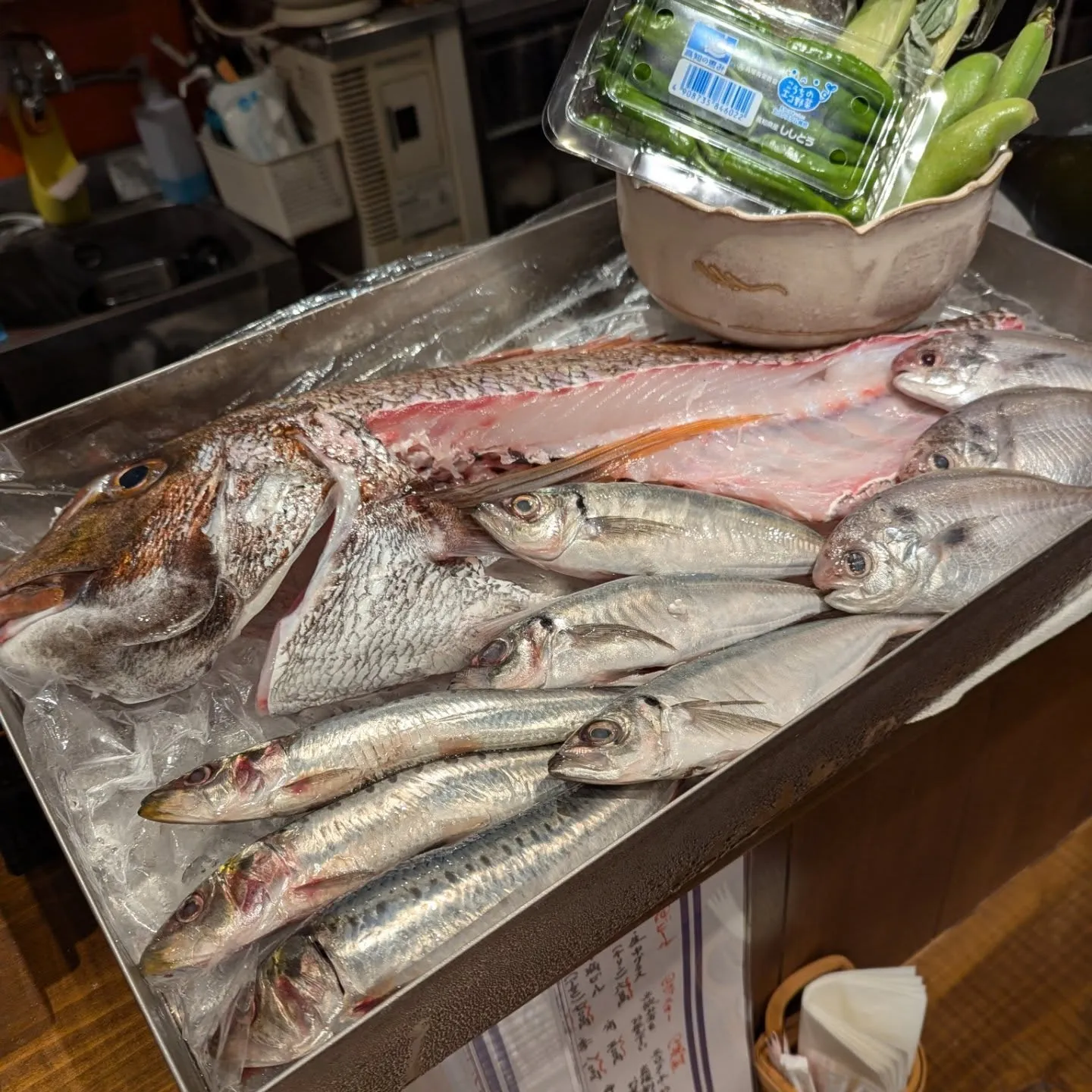 新鮮な刺身、豊富なおつまみ、定番料理、お酒でもお食事でも満足...