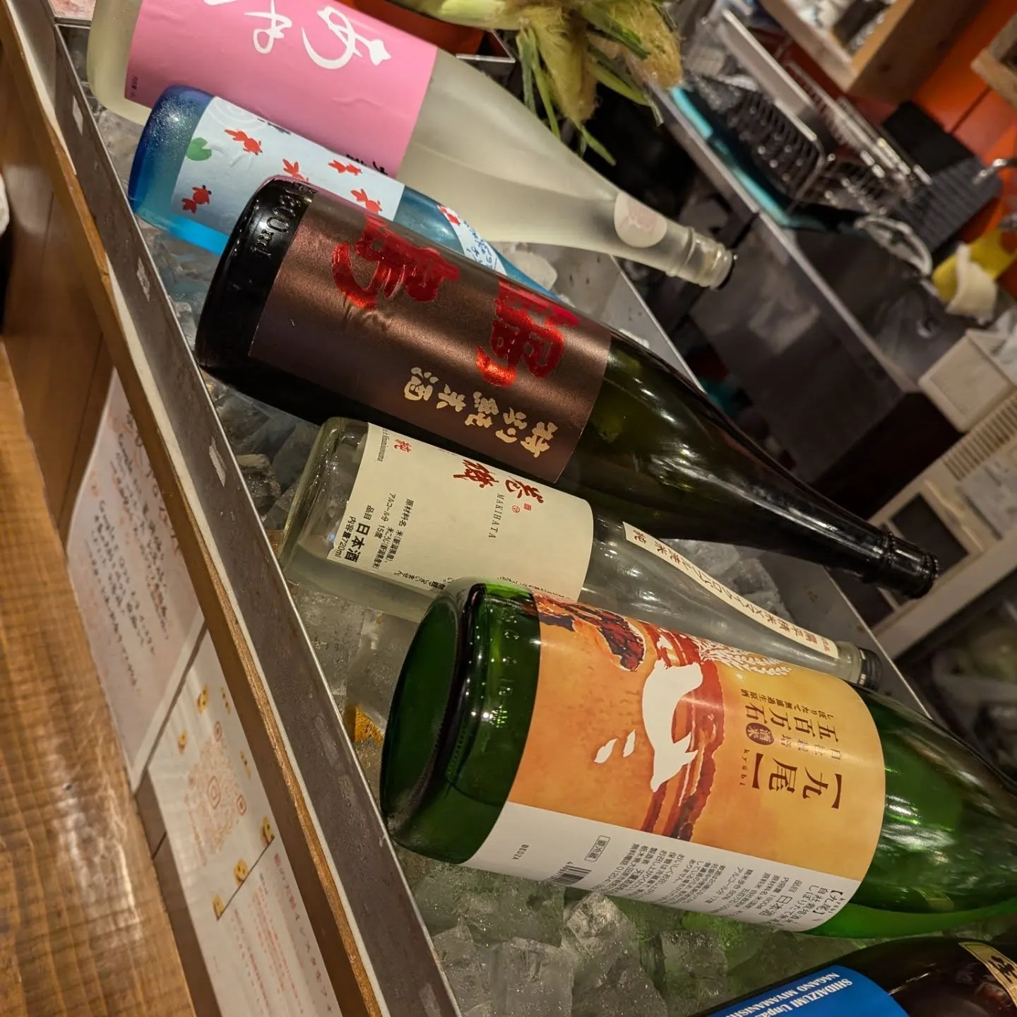 新鮮な魚や野菜、お酒の並ぶカウンターで1杯いかがでしょうか?