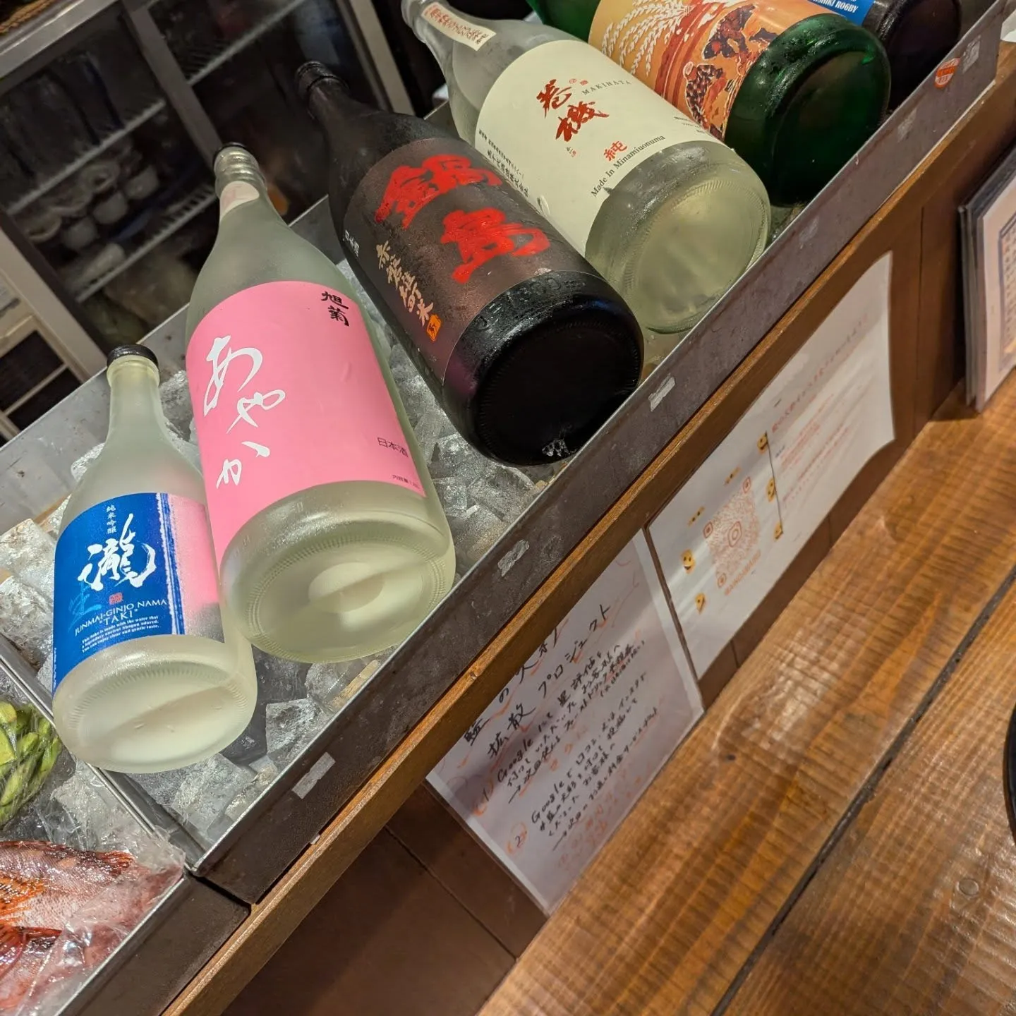 涼しい藍の天彩で日本酒や新鮮な魚のお刺身はいかがでしょうか？