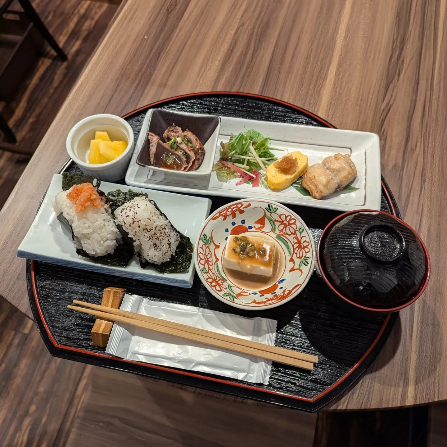 和食堂藍の天彩のモーニング膳である朝食おにぎり御膳